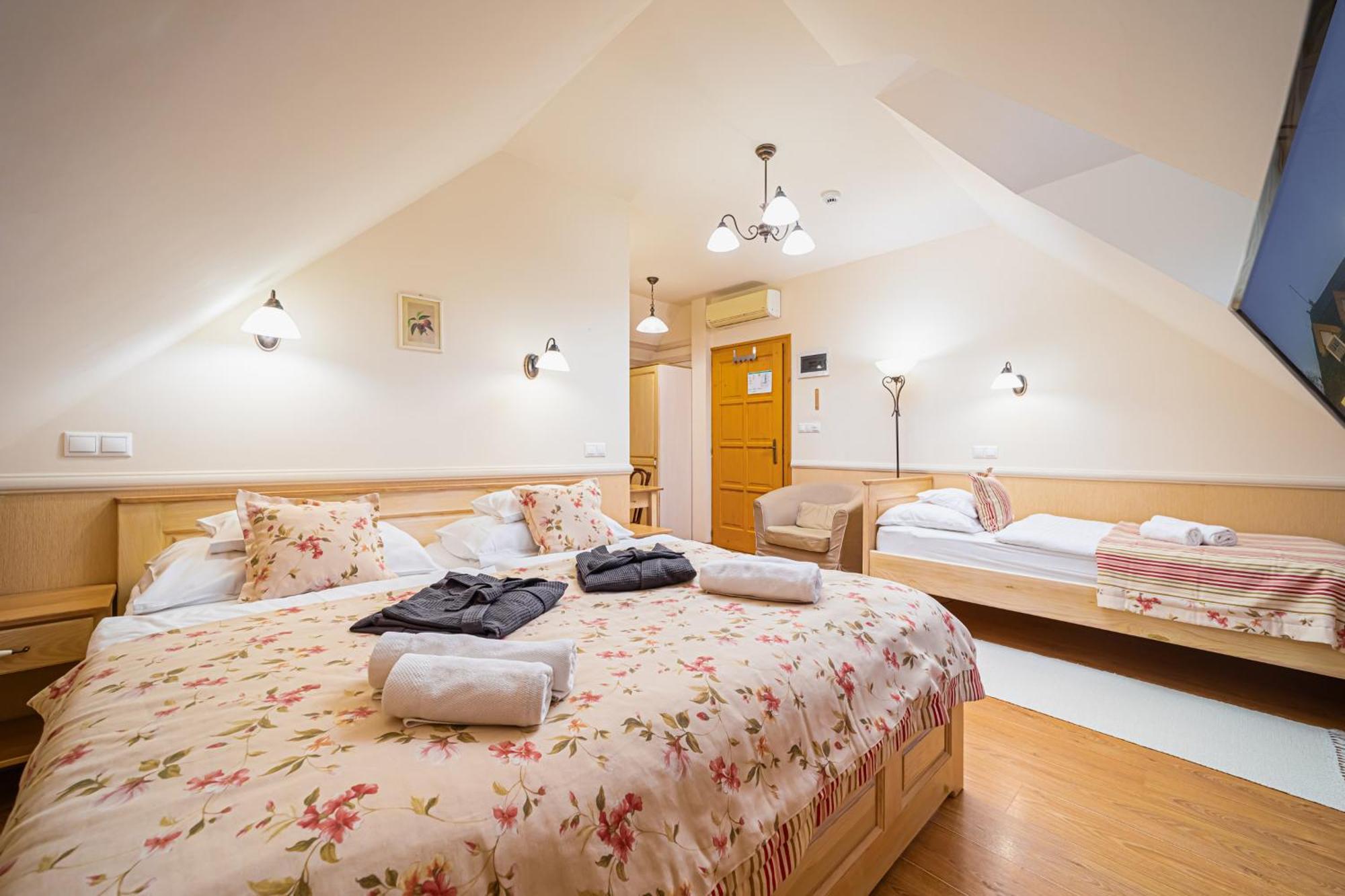 Rigotanya Relax & Wellness Panzio Buekfuerdo Hotell Exteriör bild