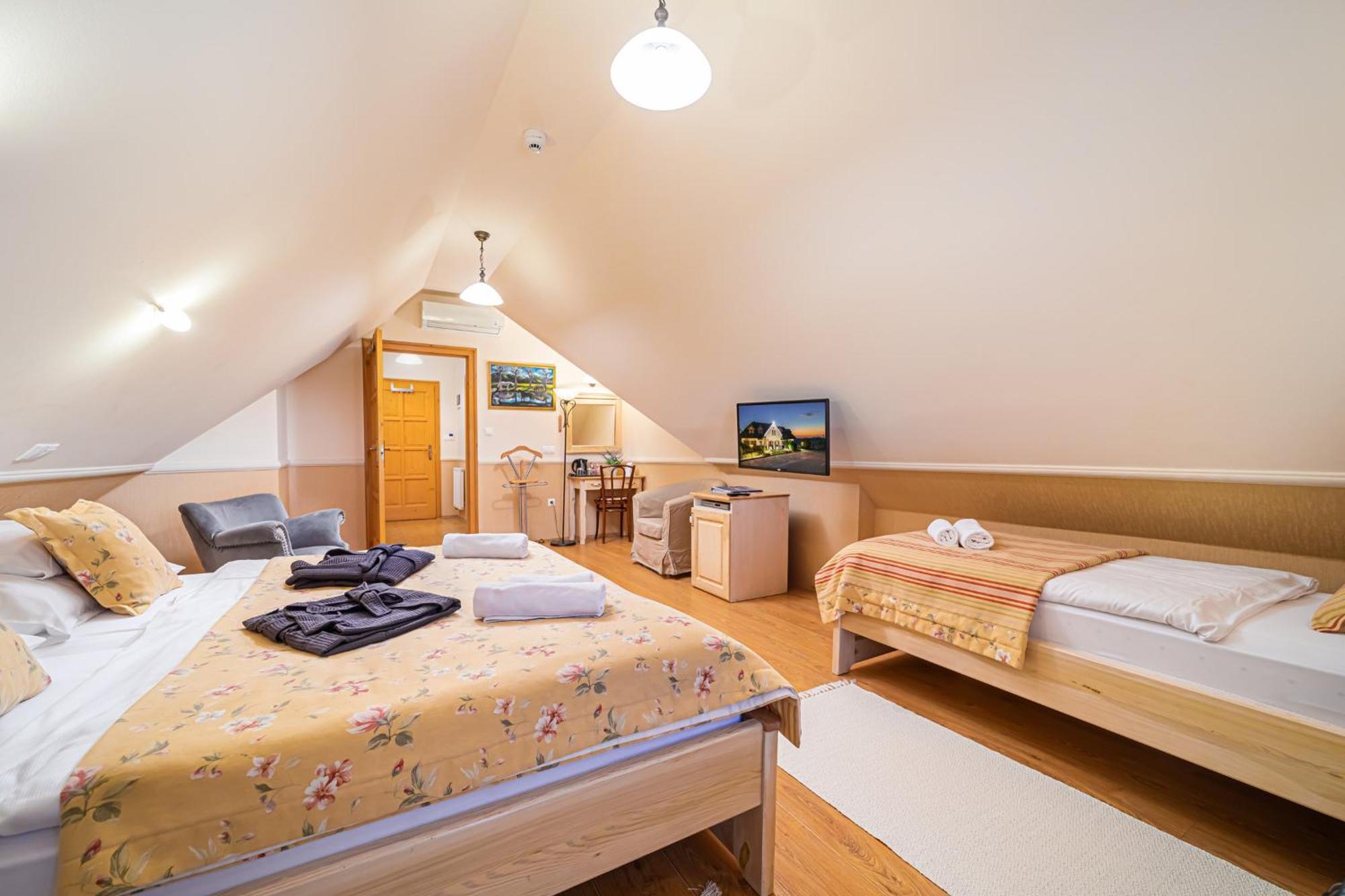 Rigotanya Relax & Wellness Panzio Buekfuerdo Hotell Exteriör bild